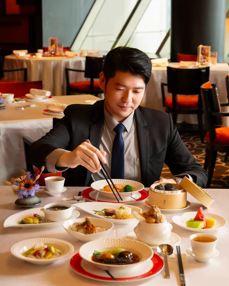 39樓的上海醉月樓可坐擁雲端美景，品嚐以鮑魚、黑松露等頂級食材入饌的滬式手路菜，每位2880+10%元。台北遠東香格里拉提供