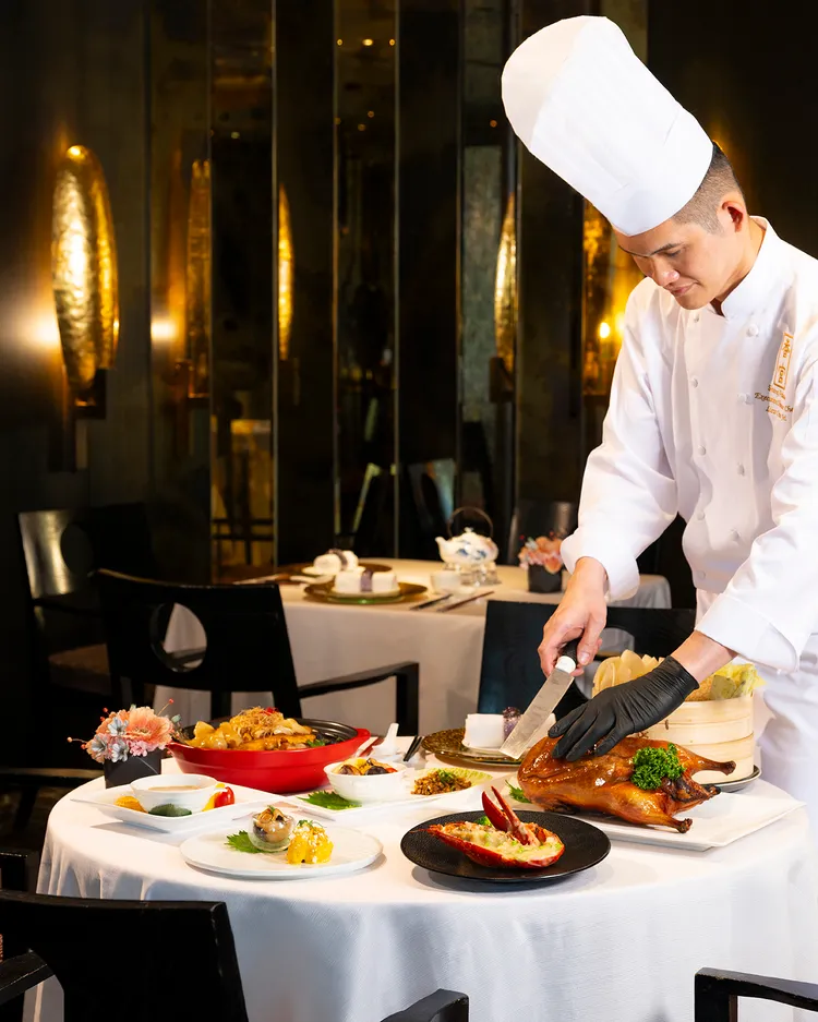 香宮推出父親節四人套餐，以招牌的桌邊片皮鴨秀上演一鴨三饗，搭配多道海陸珍饈，為闔家獻上氣派盛宴，四人套餐價1萬5888+10%元。台北遠東香格里拉提供