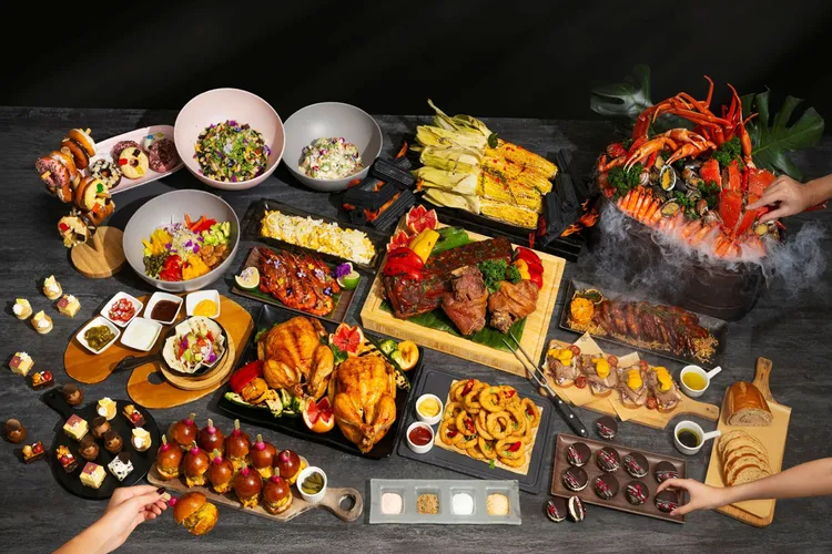 父親節聚餐首選！遠東Café海陸炭烤狂歡季，豪享炭烤松葉蟹吃到飽，還有多款美式烤物與澎湃海鮮，是闔家歡聚的最佳選擇。午、晚餐每位1580+10%元起。圖/台北遠東香格里拉提供
