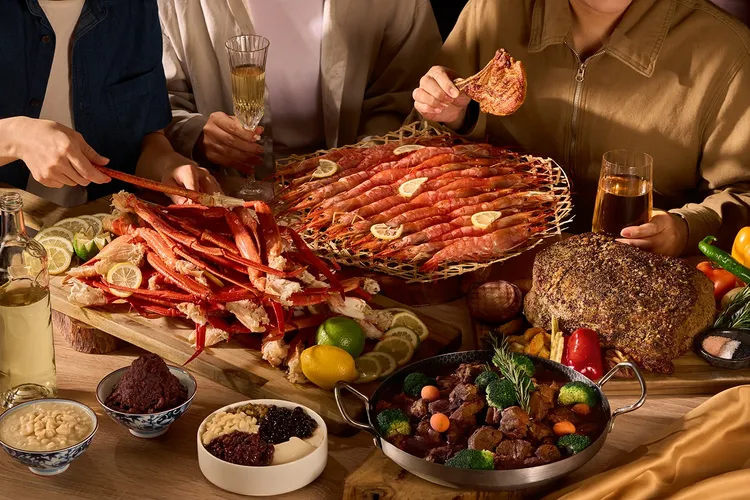 即日起至11月15日推出「肉食主義」全新主題菜色，可吃到超過10道海陸頂級肉品。國泰萬怡提供