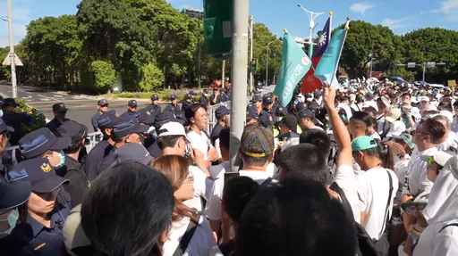 小草走讀與警對峙「陳佩琪一度身體不適」 黃國昌:叫救護車!