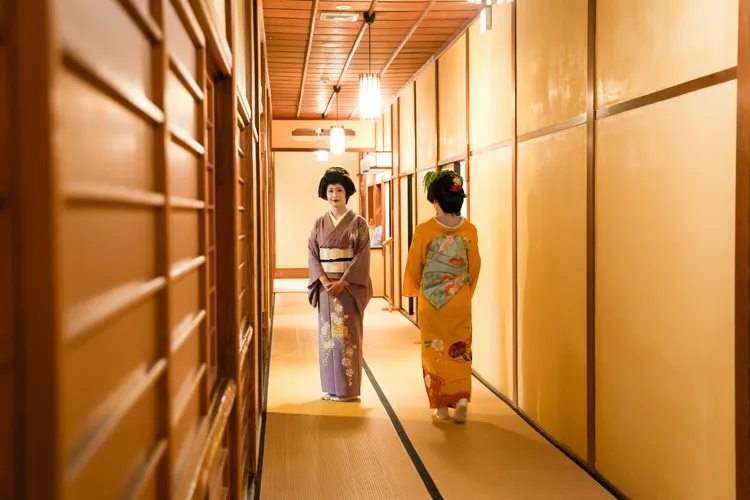 秋田藝妓帶遊客認識舊建築之美。田欣雲攝影