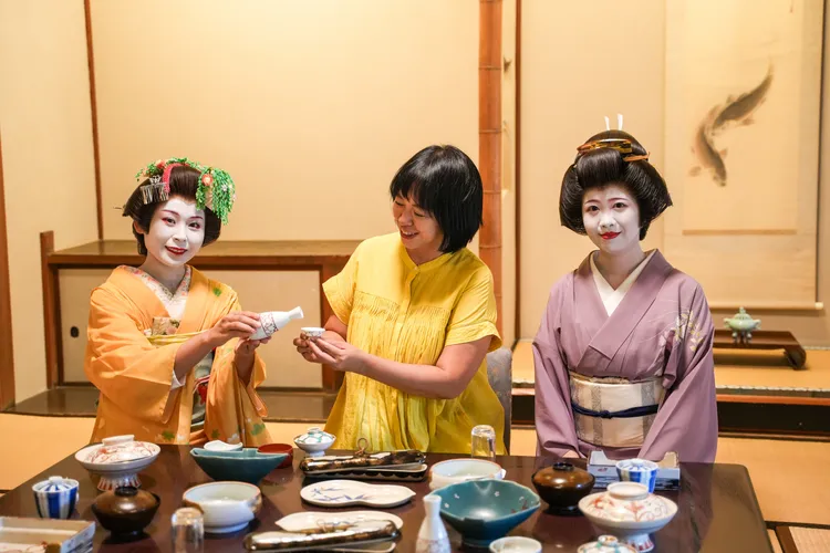 遊客可在神秘的和室包廂與藝妓合影。田欣雲攝影