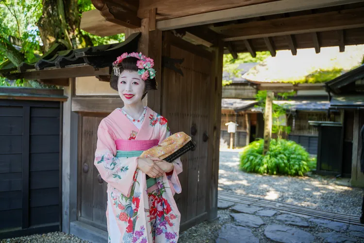 秋田舞妓まめ佳在藥醫門前歡迎賓客到來。田欣雲攝影