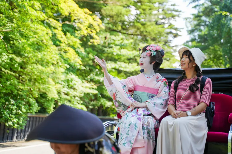 搭乘人力車與舞妓共遊角館武家屋敷通。田欣雲攝影