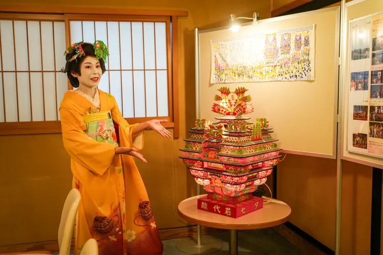 舞妓いろ羽介紹能代夏天最熱鬧的祭典「能代七夕 天空不夜城」。田欣雲攝影