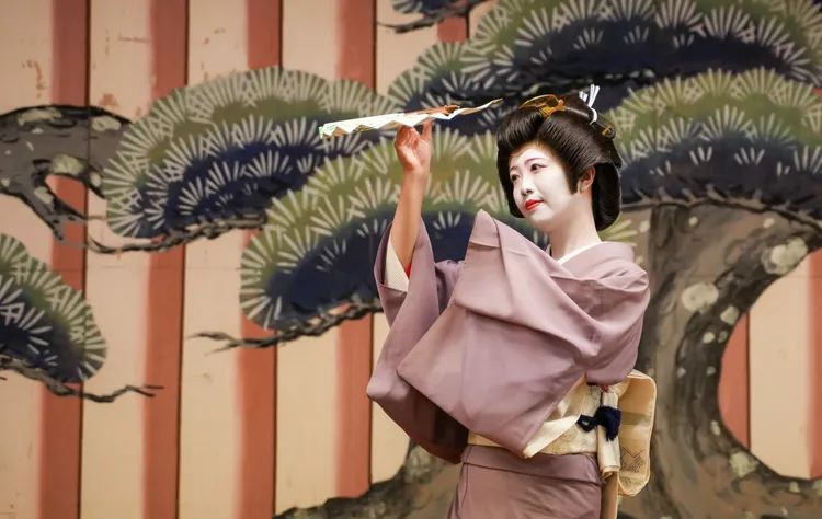 藝妓おとは在大廣間表演扇子舞。田欣雲攝影