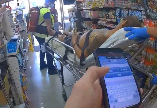 半裸男醉倒超商 警專實習生識破通緝犯身分「送醫改送法院」