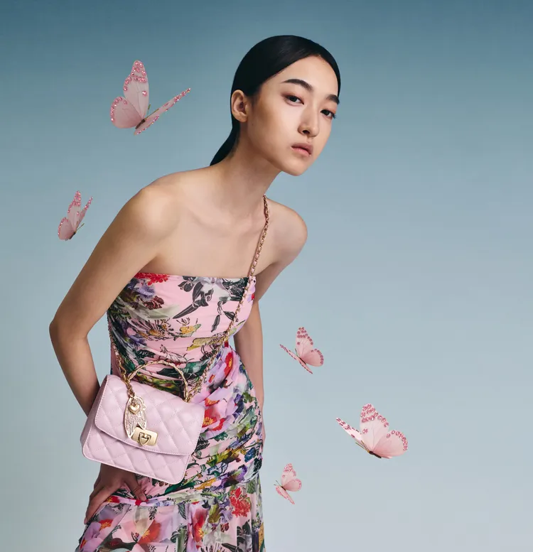 七夕包款以粉紅翅膀吊飾象徵著愛情自由奔放、充滿無限可能。品牌提供