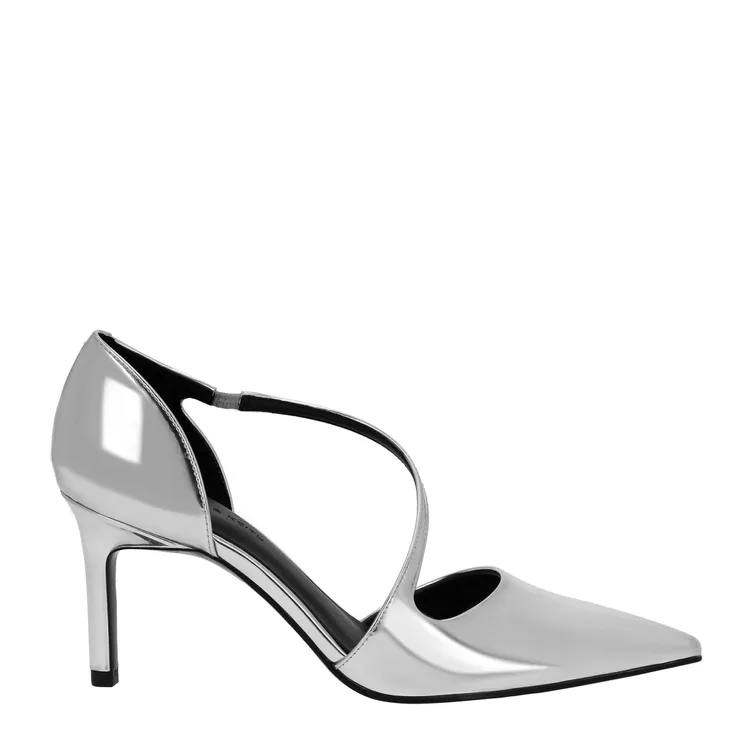 CHARLES & KEITH流線細帶高跟鞋，1990元。品牌提供