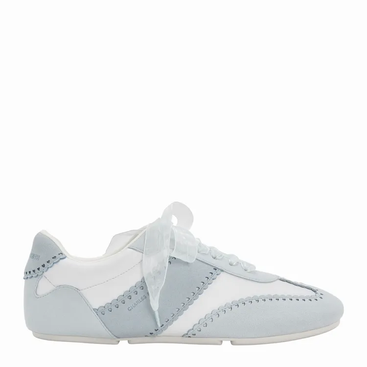 CHARLES & KEITH Cece 帶雕花休閒鞋，2390元。品牌提供