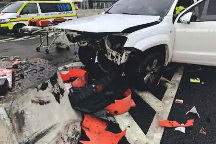 蘇男的皮卡車頭被撞爛，他自撞的地點，與年初電動車自撞起火4死4傷事故相同。讀者提供