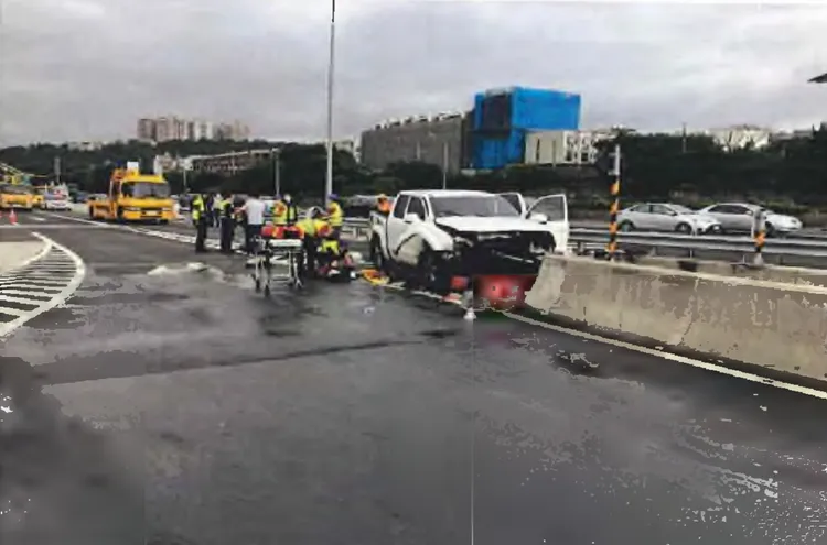 蘇男疏未注意讓王姓男童繫安全帶，自撞楊梅休息站分隔島導致王童身亡。讀者提供