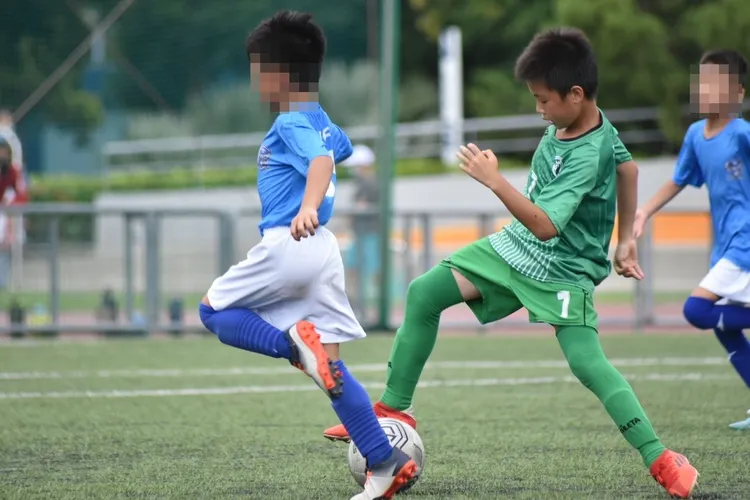 Jason(綠色球衣)在足球場上的英姿。讀者提供