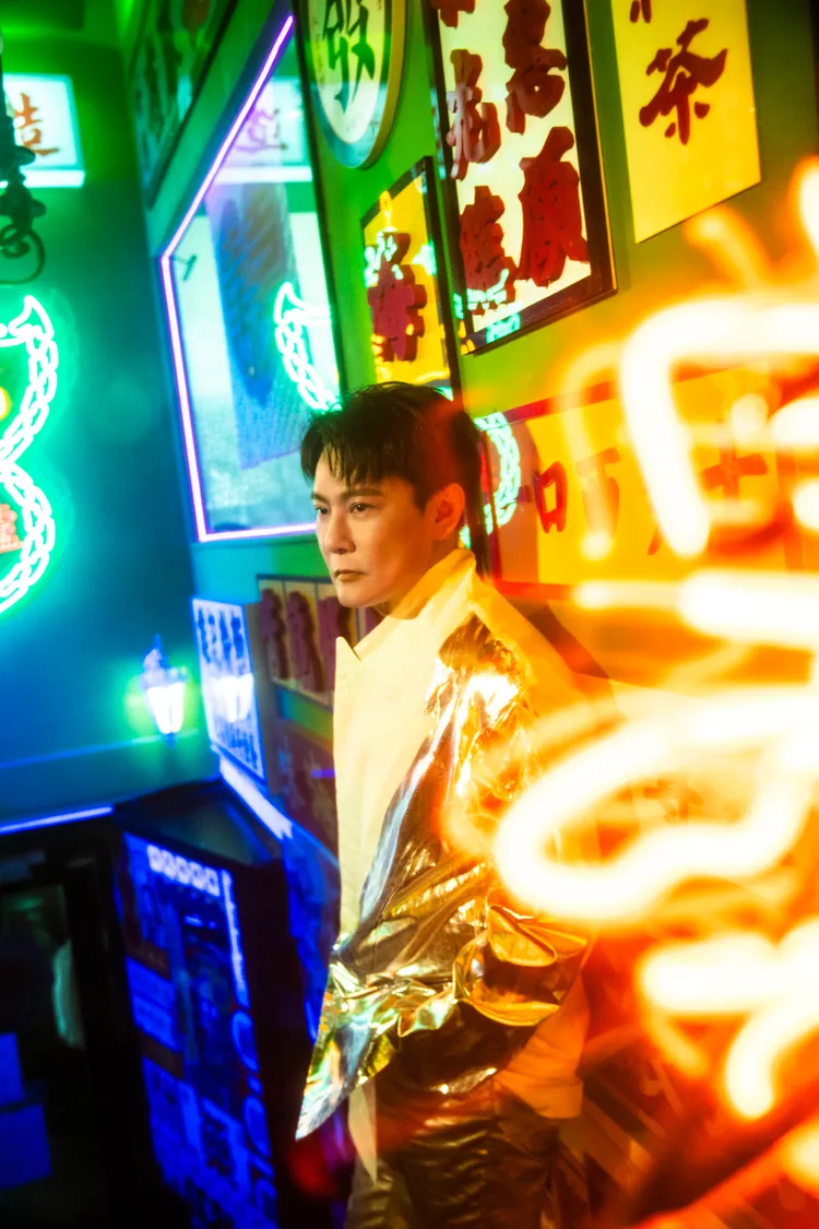 張信哲MV場景有濃厚電影感。潮水音樂提供