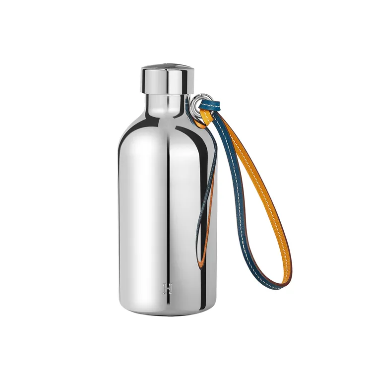 Flâneuse水瓶精鋼材質，手腕帶為Evercolor小牛皮材質，4萬9300元。品牌提供