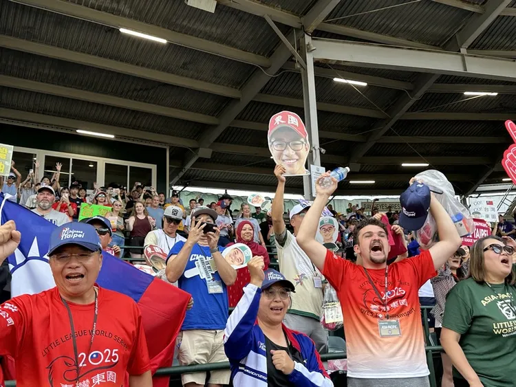 台灣隊24日在威廉波特世界少棒錦標賽獲總冠軍，僑胞與家長球迷欣喜若狂。中央社