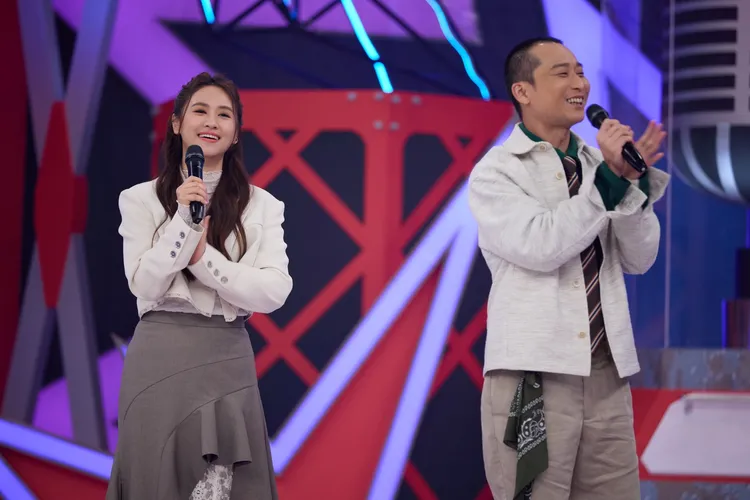 吳姍儒（左）哭笑不得，「被迫」邀請爸爸，浩子感動替選手驕傲：「一生一次的3分鐘 。公視台語台提供