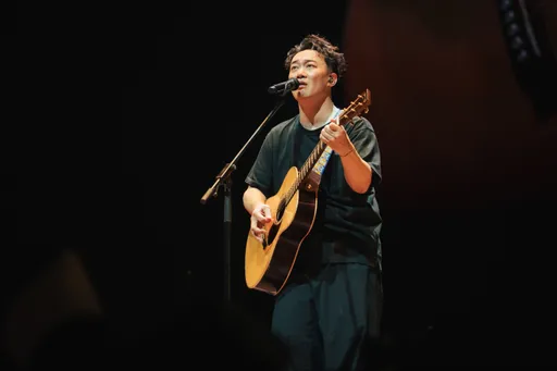 陈奕迅3年巡演谢幕罕见放闪妻女 豪砸762万铸纪念币感谢团队