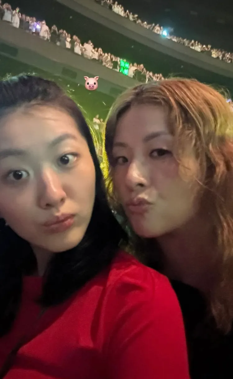 徐濠縈（右）與愛女陳康堤昨也於台下為陳奕迅加油。翻攝IG