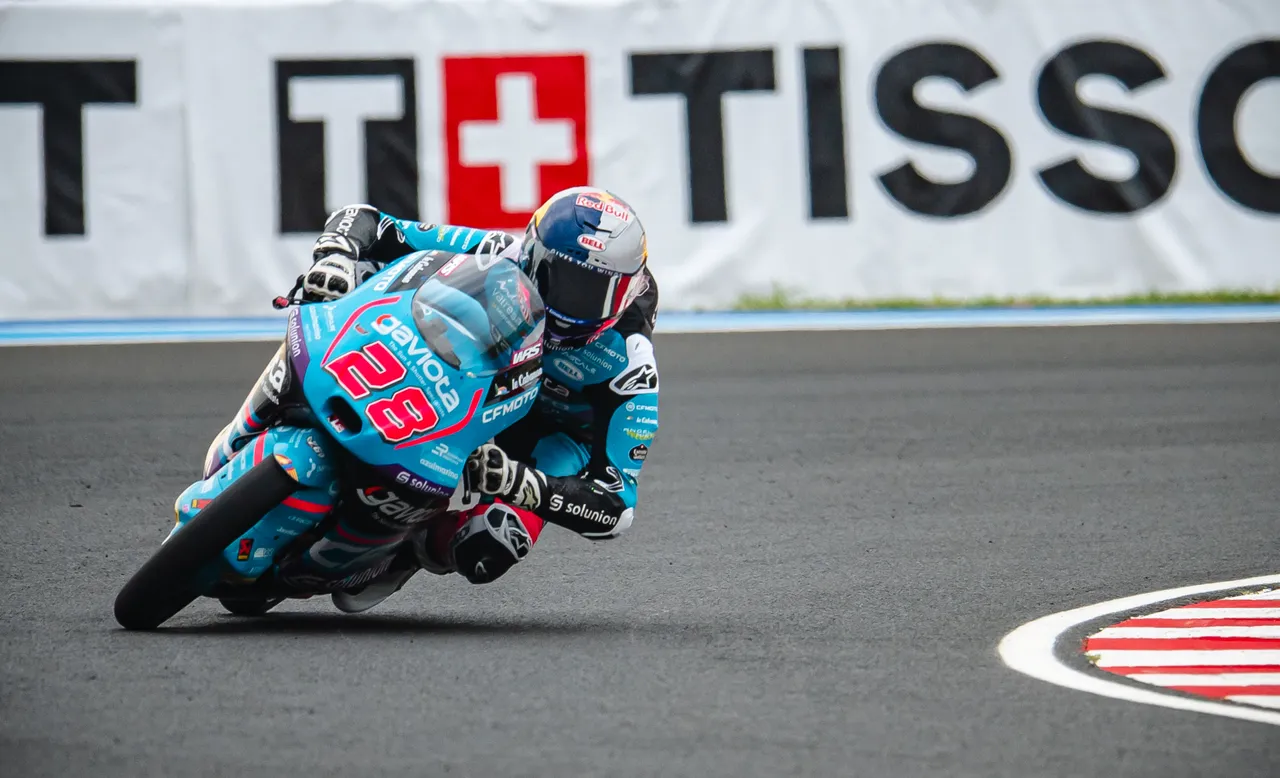 Moto3部分,由杆位出发的Máximo Quiles(KTM)在最后一弯完成关键超车,击败Valentin Perrone(KTM)夺下胜利。倍耐力轮胎提供