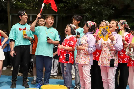 《綜藝大集合》胡瓜被摸臉又被親 地方媽媽隨時準備鑽天王衣服