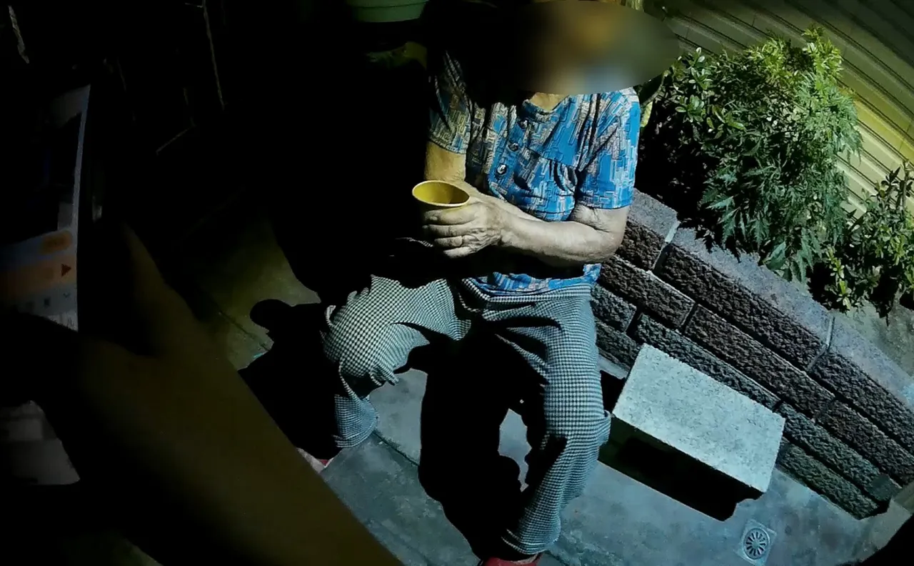 有失智症狀的張婦在台中東區某社區挨家挨戶敲門,幸最後警方幫她找到住處,順利返家。翻攝畫面