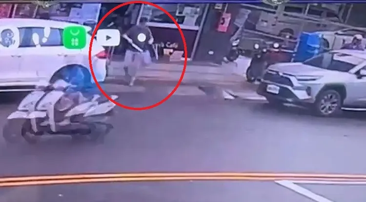 黃姓嫌犯行凶後手持西瓜刀走出超商，將凶刀藏在包包內，駕車逃逸。民眾提供