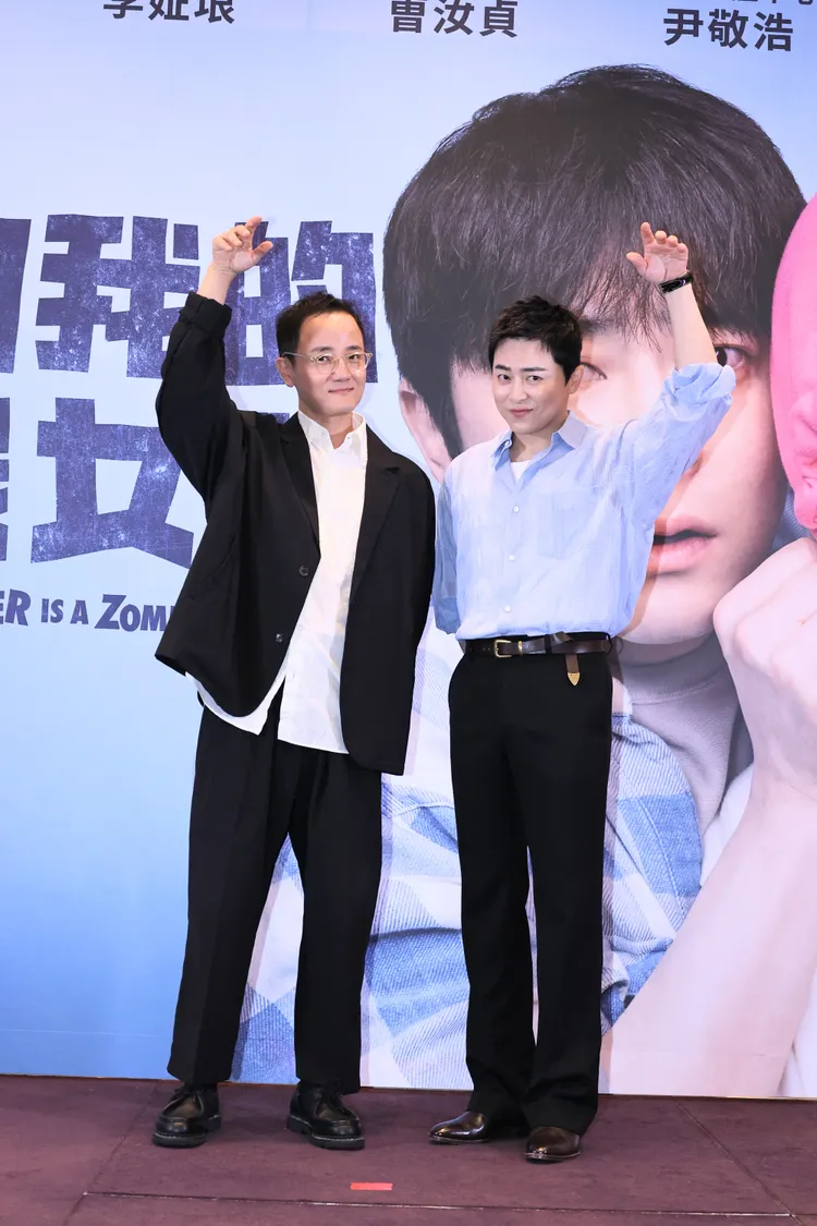 曹政奭（右）、導演畢鑑盛十分配合，比出殭屍的動作。攝影中心攝