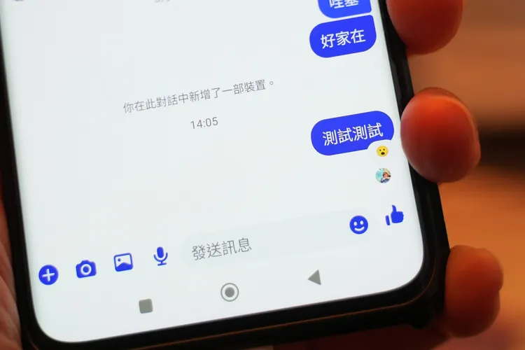 測試使用LINE、WhatsApp、FB Messenger等APP傳輸文字訊息，皆十分流暢。田欣雲攝影
