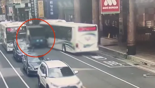 公車路旁突殺出!新莊小貨車挨撞波及另輛同號公車 慘成「夾心餅乾」畫面曝