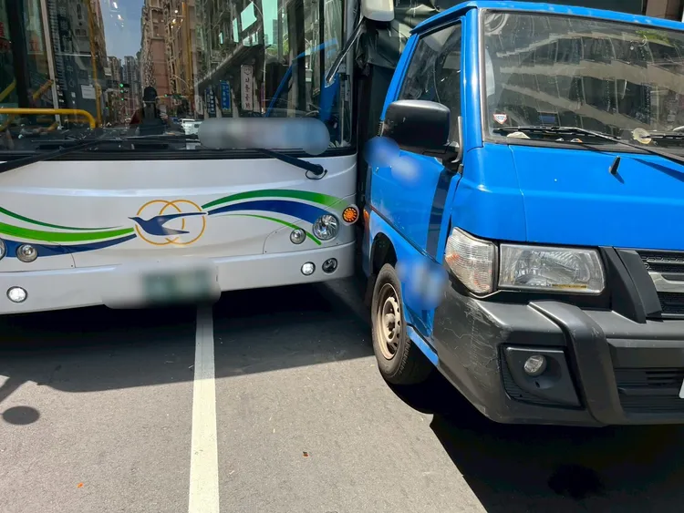 路旁周男所駕駛公車疑似未注意左側來車，切出車道時撞上小貨車，後照鏡應聲斷裂，所幸無人受傷。翻攝畫面