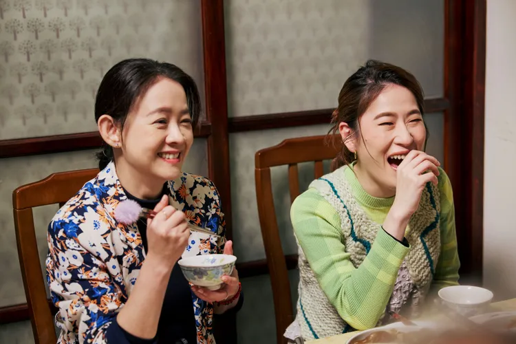 百白（右）講童年趣事，曾寶儀笑翻。三立提供