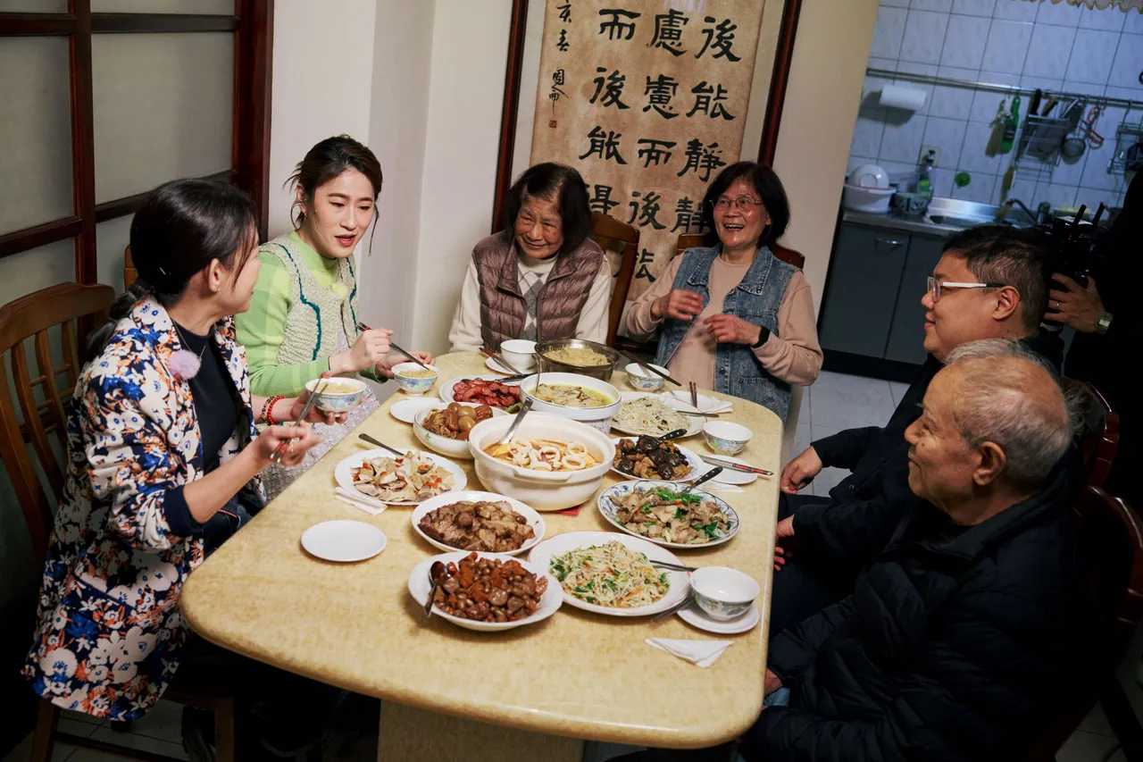百白(左二)带曾宝仪(左一)与家人一起吃饭。三立提供