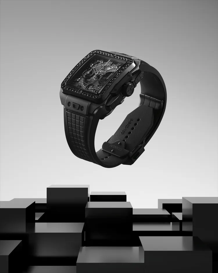 Hublot Square Bang Unico極致黑計時鑽錶，42mm，微噴砂及拋光黑陶瓷錶殼，藍寶石水晶錶盤，黑色方形刻紋橡膠錶帶，UNICO自動上鍊飛返計時機芯，動力儲存72小時，防水深度100米，103萬1000元。品牌提供