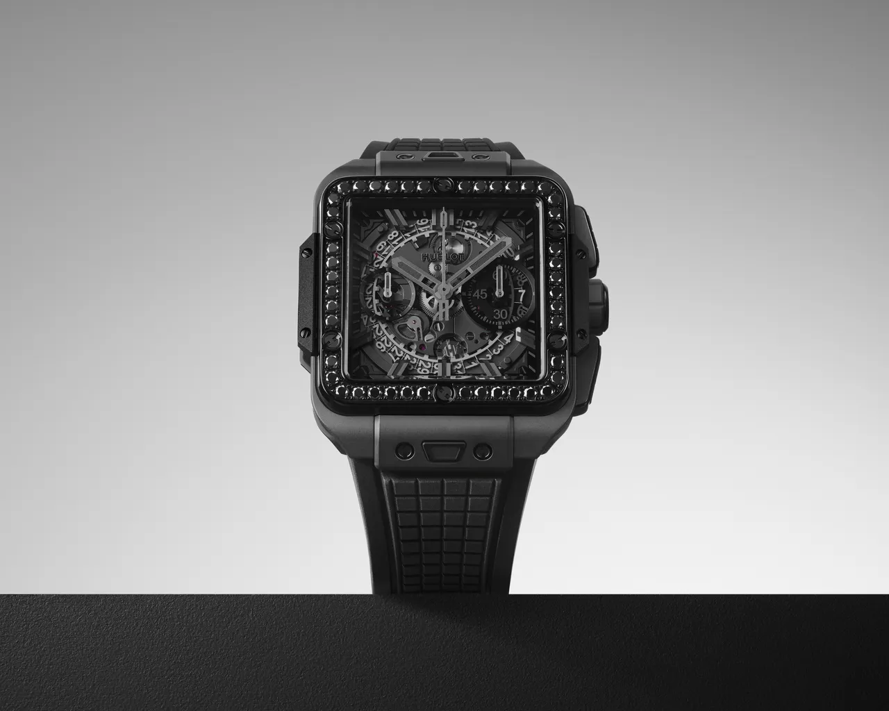 Hublot Square Bang Unico極致黑計時鑽錶,42mm,微噴砂及拋光黑陶瓷錶殼,藍寶石水晶錶盤,黑色方形刻紋橡膠錶帶,UNICO自動上鍊飛返計時機芯,動力儲存72小時,防水深度100米,103萬1000元。品牌提供