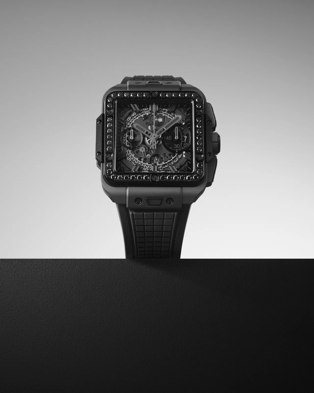 Hublot Square Bang Unico極致黑計時鑽錶,42mm,微噴砂及拋光黑陶瓷錶殼,藍寶石水晶錶盤,黑色方形刻紋橡膠錶帶,UNICO自動上鍊飛返計時機芯,動力儲存72小時,防水深度100米,103萬1000元。品牌提供