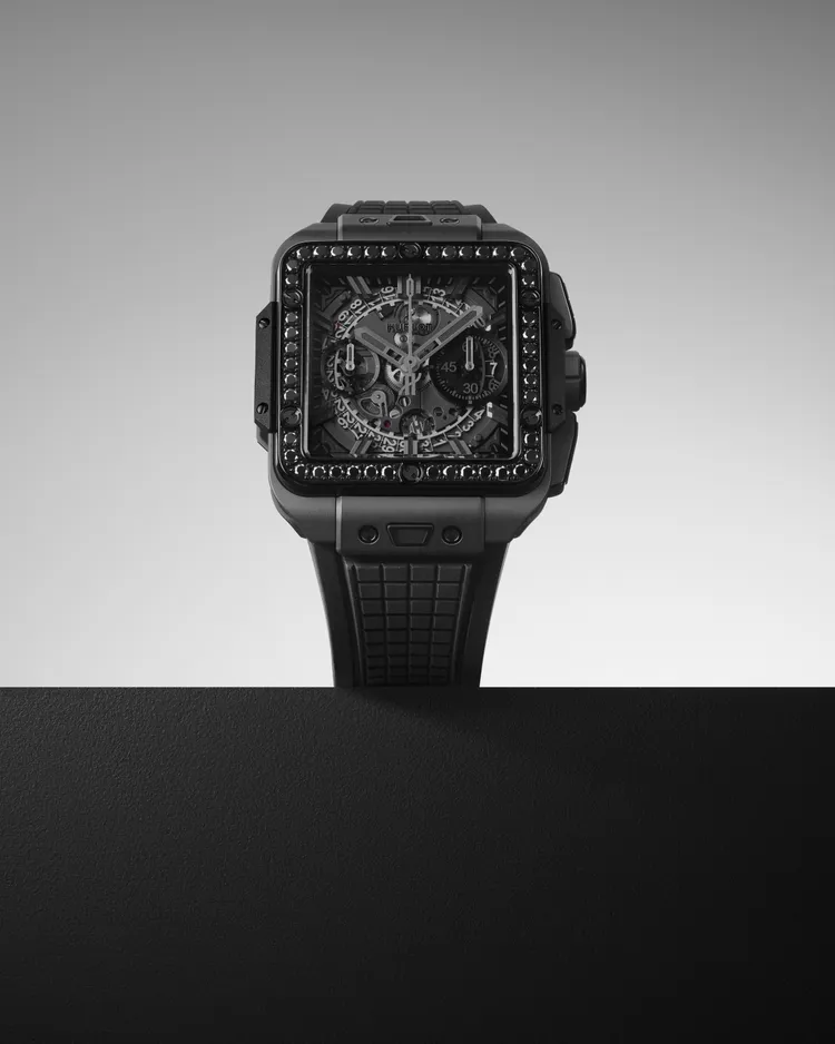 Hublot Square Bang Unico極致黑計時鑽錶，42mm，微噴砂及拋光黑陶瓷錶殼，藍寶石水晶錶盤，黑色方形刻紋橡膠錶帶，UNICO自動上鍊飛返計時機芯，動力儲存72小時，防水深度100米，103萬1000元。品牌提供