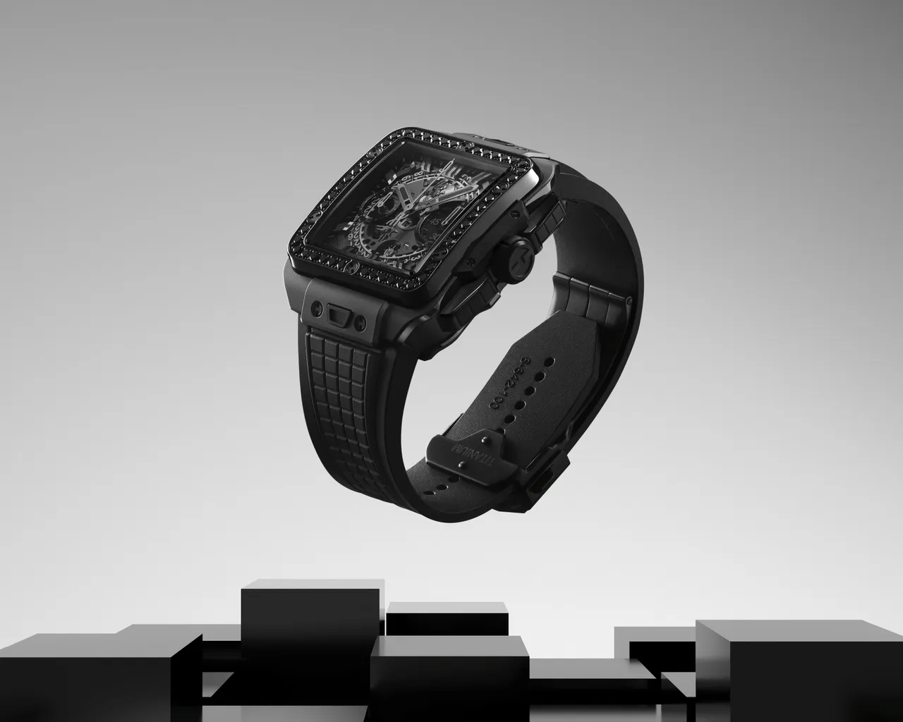 Hublot Square Bang Unico極致黑計時鑽錶,42mm,微噴砂及拋光黑陶瓷錶殼,藍寶石水晶錶盤,黑色方形刻紋橡膠錶帶,UNICO自動上鍊飛返計時機芯,動力儲存72小時,防水深度100米,103萬1000元。品牌提供