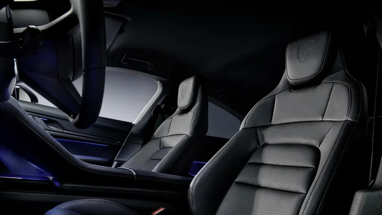 內裝具備14向電動調整舒適座椅、BOSE環繞音響系統與黑色柔感真皮鋪陳。原廠照片