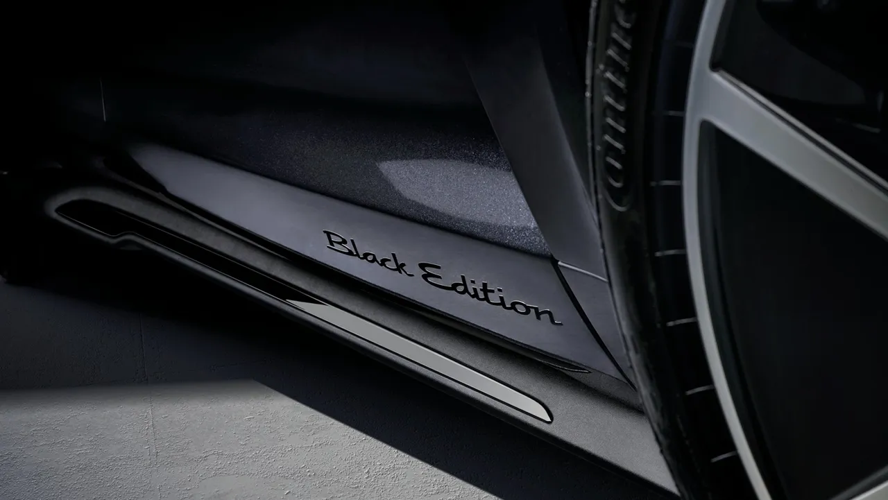 Porsche也针对Black Edition推出延伸套件,包括专属字样车门槛、钥匙与钥匙包等。原厂照片