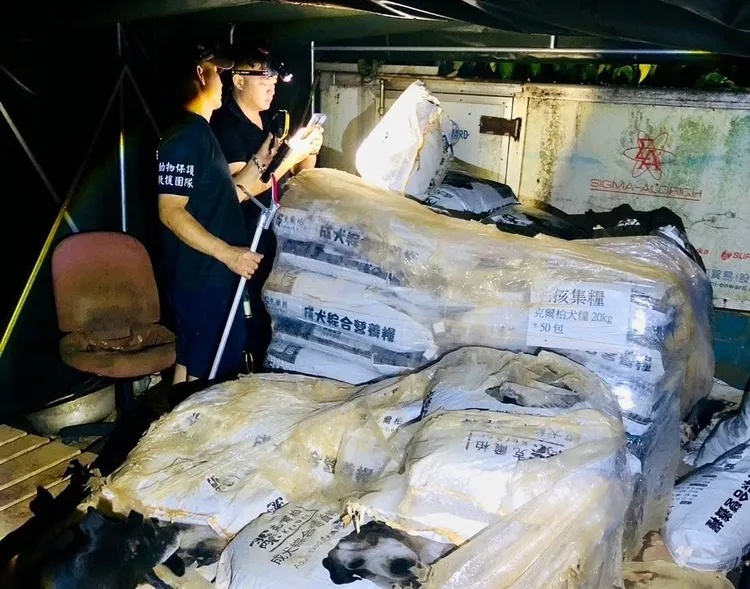 現場囤積大量飼料。翻攝臉書邵柏森-虎哥救援大小事