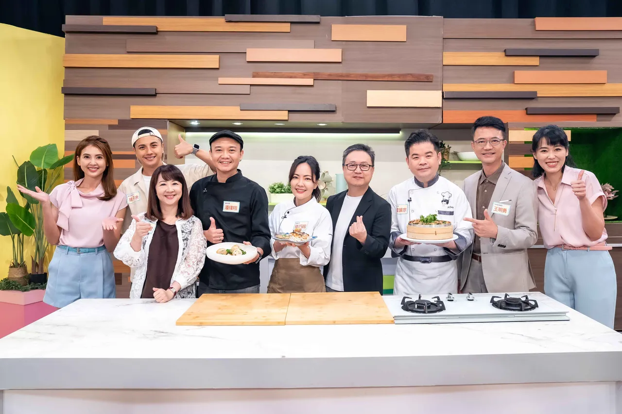 主持人韋汝(左起)、《食尚玩家》主持人曾子余、營養師劉怡里、主廚潘瑋翔、主廚陸巧因、醫師鄔定宇、主廚雷議宗、生機飲食專家王明勇、主持人陳欣湄。TVBS提供