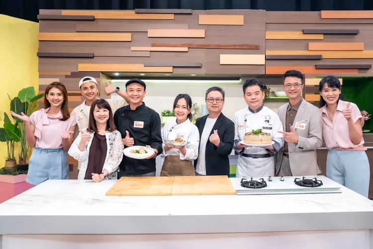 主持人韋汝（左起）、《食尚玩家》主持人曾子余、營養師劉怡里、主廚潘瑋翔、主廚陸巧因、醫師鄔定宇、主廚雷議宗、生機飲食專家王明勇、主持人陳欣湄。TVBS提供