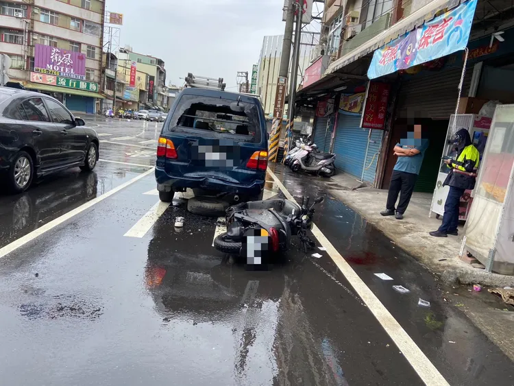 張女自撞路口停等紅燈的小貨車，送醫發現主動脈、內臟破裂，當晚傷重不治。民眾提供