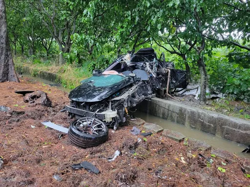 雨中高速超車釀意外 彰化轎車撞石柱!車毀人亡釀1死1傷
