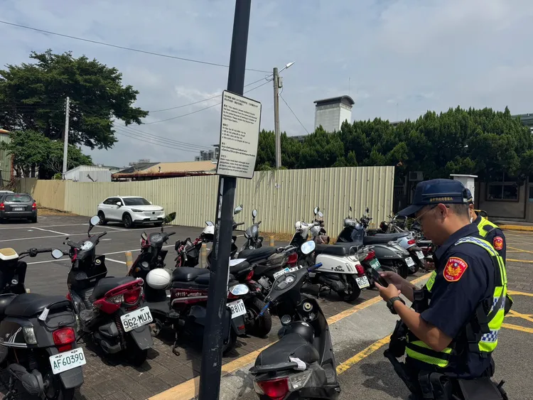 警方共取締23件違停。民眾提供