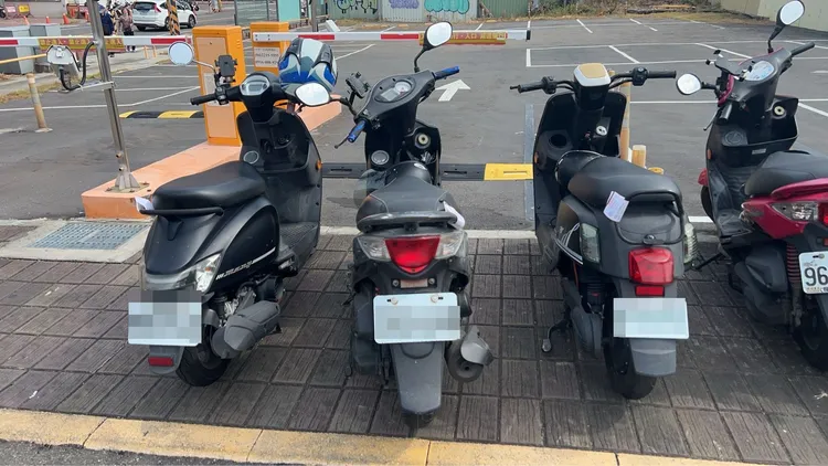 違停機車擋住停車場入口。民眾提供