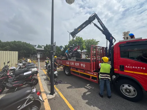 大甲火車站停車場入口整排機車違停 警方出手清場開出23張罰單