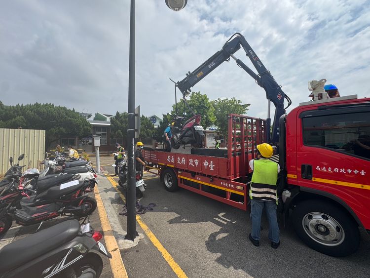 大甲火車站停車場入口整排機車違停　警方出手清場開出23張罰單